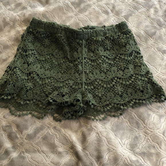 nabee Pants - Green crocheted style shorts